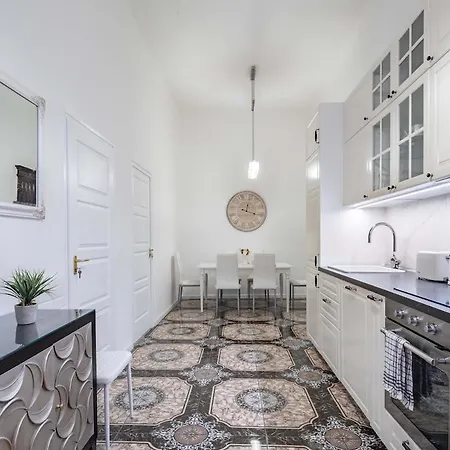 Cityscape Budget Csanyi Charm Apartment *
